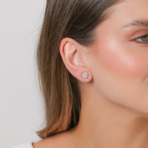 Brinco Ponto de Luz Pequeno com Contorno Cravejado em Ródio Branco