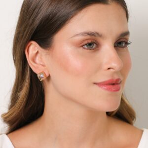 Brinco Quadrado Martelado com Uma Zirconia no Centro em Ouro 18K