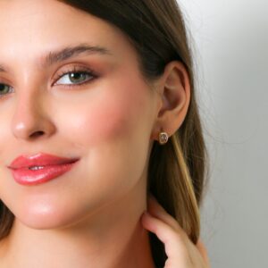 Brinco Argola Amendoada com Zirconia Retangular banho em ouro 18K