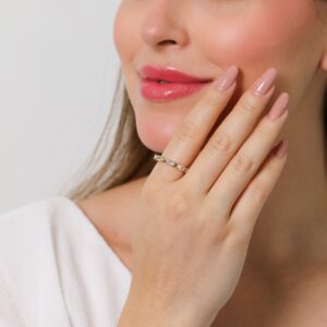 Anel liso com pontos de luz ovais em Ouro 18K